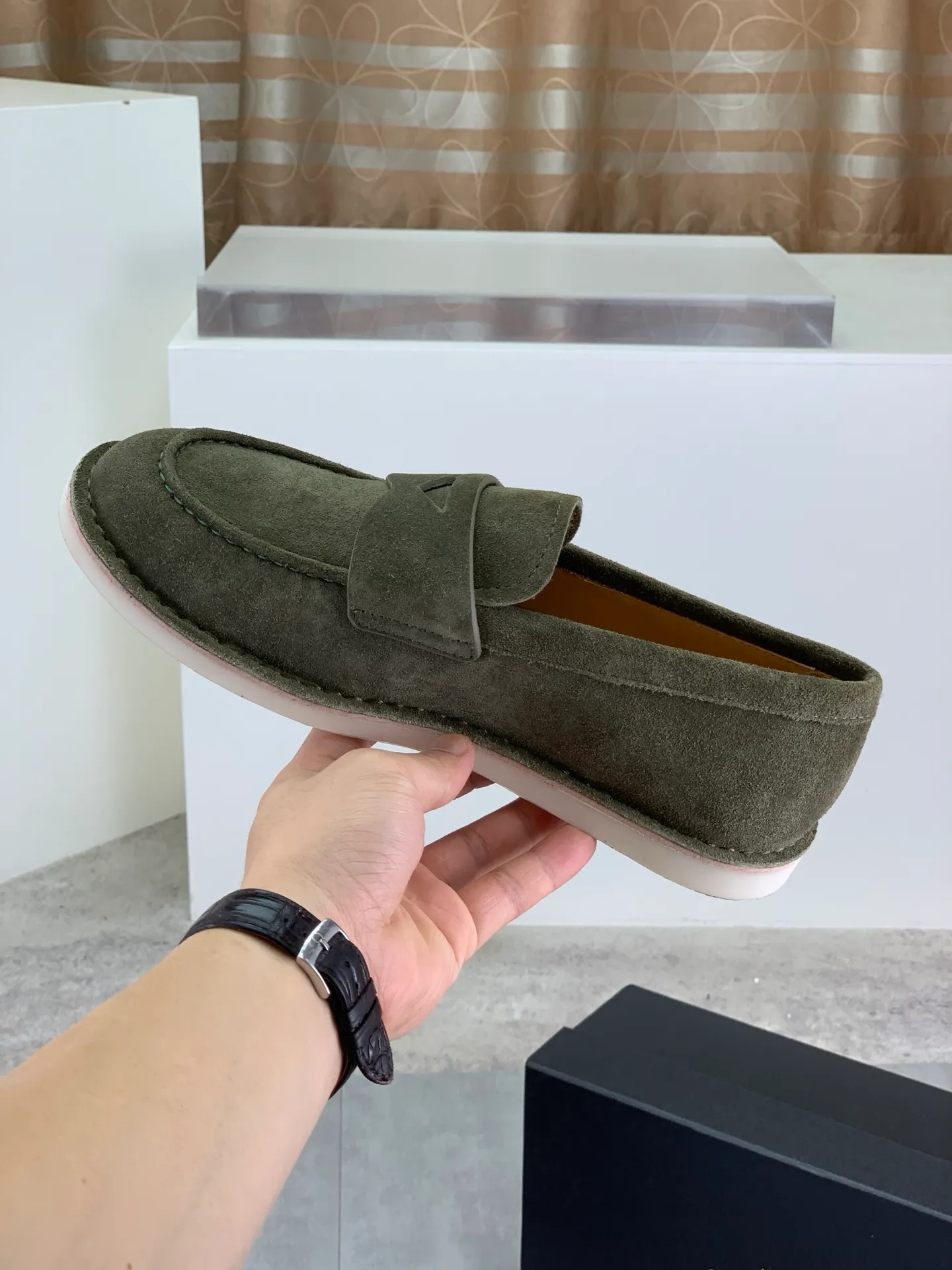 Factory price P740 💰Original quality, top version🔱 ＰＲＡＤＡPrada. Men's business casual leather shoes, top quality cow leather. 1:1 shipment ⬆️Luxurious and noble, all made of imported original first-layer fine suede cowhide, just to create a more comfortable wearing experience. Upper: original comfortable open-edge bead-rubbed calfskin ➕Top imported water-dyed full cow lining, original high-end lightweight and comfortable TPU combination bottom ✔️Code number: 39-44 (38 45 Can be customized)